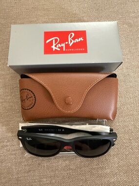 New Ray-Ban Wayfarer Black Frame Sunglasses